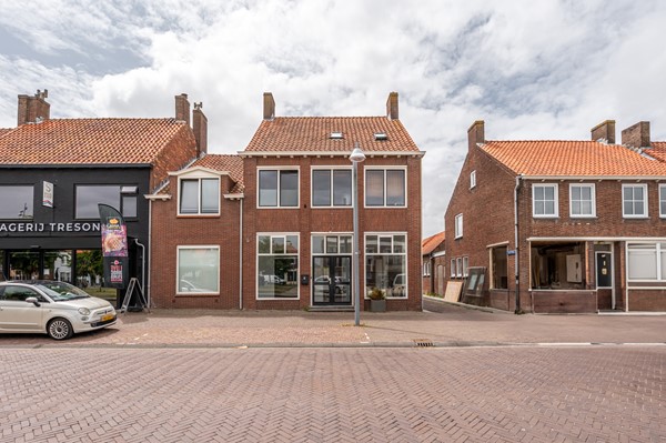 Woning met kantoorruimtes, appartementen en een studio